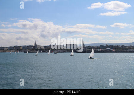 Segeln im Hafen von Dun Laoghaire, Dublin Irland. Die Stadt hat drei Segelclubs Catering für alle Altersgruppen. Stockfoto