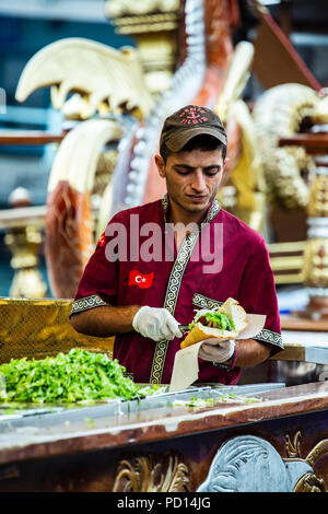 Koch in Fisch sandwich Restaurant Boote, Eminönü Istanbul, Istanbul, Türkei Stockfoto