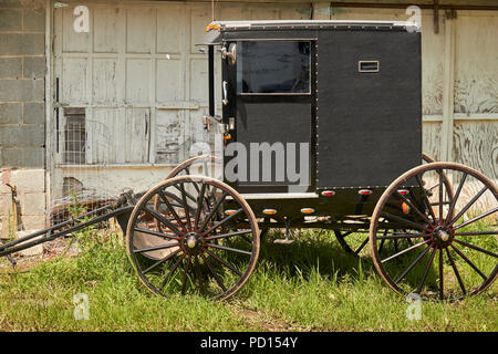 Eine schwarze, alte Ordnung Mennonite buggy von Lancaster County, Pennsylvania, USA. Nicht Amish! Stockfoto