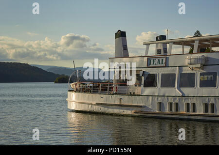 MV Teal, einem beliebten touristischen Boot auf den See Windermere und Bowness, Windermere, Lake District National Park, Cumbria, England, Großbritannien Stockfoto