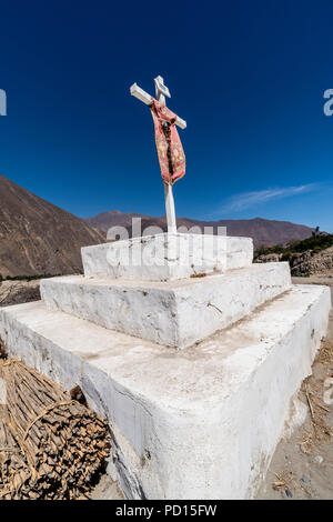 Kreuzung im Tal des Flusses Cañete, Anden, Lima, Peru. Stockfoto