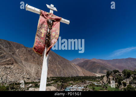 Kreuzung im Tal des Flusses Cañete, Anden, Lima, Peru. Stockfoto