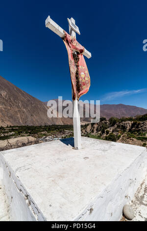 Kreuzung im Tal des Flusses Cañete, Anden, Lima, Peru. Stockfoto