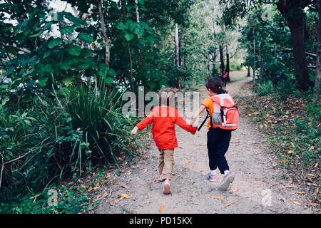 Eine Frau nimmt Fotos ihrer Kinder in einem Wald, Booroona Wanderweg auf der Ross River, Rasmussen, QLD 4815, Australien Stockfoto