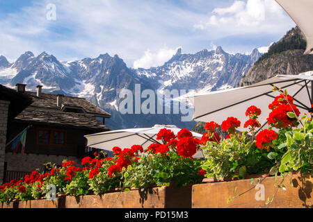 Blick auf die Blumen in der courmayeur Stadt, mit Alpen und bewölktem Himmel im Hintergrund Stockfoto