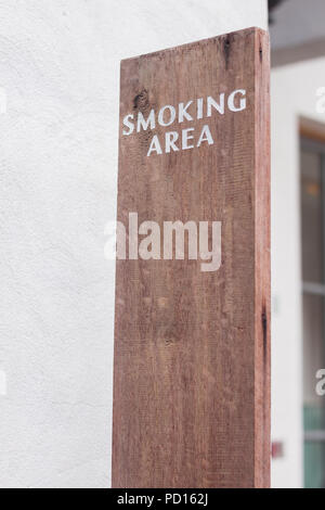 Smoking Sign Bereich auf Holzplatte, Foto Stockfoto