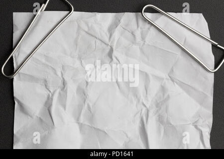 Nahaufnahme von einem Stapel Papier und Papier Clip auf schwarzem Hintergrund. Stockfoto