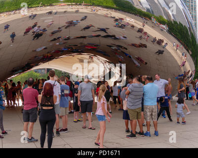 Touristen in der Cloud Gate Skulptur im Millennium Park, Chicago, Illinois. Stockfoto