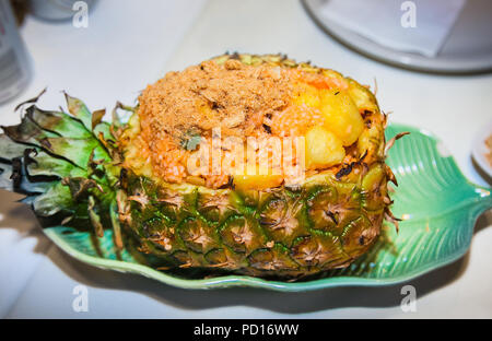Ananas mit gebratener Reis und Huhn gebraten auf Platte, Hong Kong Stockfoto