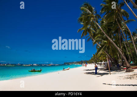 Philippinische traditionelle Boot auf White Beach. Die Insel Boracay, Philippinen. Stockfoto