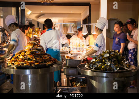 BORACAY, PHILIPHINES - MÄRZ 17, 2016: Gruppe von Chefkoch Zubereitung von Speisen in der Küche eines öffentlichen Restaurant am 17. März 2016. Boracay, Philippinen. Stockfoto