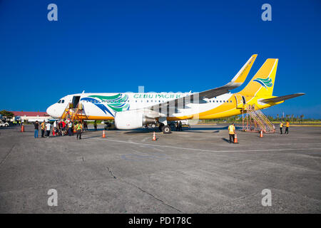 PUERTO Princesa, Philippinen - am 23. März. 2016: Touristen auf der Cebu Pacific Flugzeug am internationalen Flughafen Puerto Princesa am 23. März 2016 beginnen Stockfoto