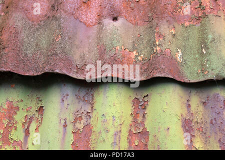 Rost Wellplatten auf dem Bauernhof Gebäude im Hintergrund Stockfoto