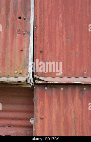 Rost Wellplatten auf dem Bauernhof Gebäude im Hintergrund Stockfoto