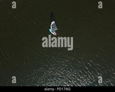 Luftaufnahme eines Windsurfers schwebend an einem Fluss Stockfoto