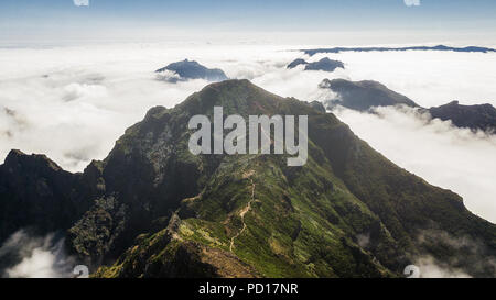 Luftaufnahme von "Pico Ruivo" Wanderweg von 'Achada do Teixeira', der Insel Madeira. Stockfoto