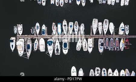 Blick von oben auf die Boote zum Pier gebunden Stockfoto