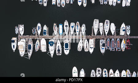 Blick von oben auf die Boote zum Pier gebunden Stockfoto