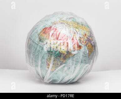 World Globe durch Plastikbeutel umgeben Stockfoto