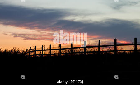 Sonnenuntergang über dem Norfolk Coast Path in Sheringham in Norfolk, England, Großbritannien Stockfoto