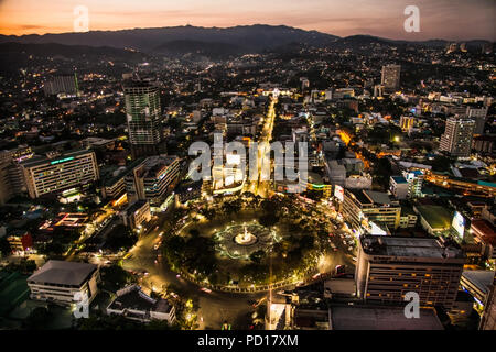 CEBU CITY, Philippinen - 25. MÄRZ 2016: Panoramablick von Cebu City im Sonnenuntergang am 25. März 2016, Philippinen. Es ist die Philippinen zweithäufigste signi Stockfoto