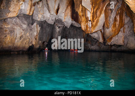 PALAWAN, Philippinen - 27. MÄRZ 2016. Boote in der Höhle von Puerto Princesa Subterranean unterirdischen Fluss am 27. März 2016. Palawan, Philippinen. Es ist auf Stockfoto