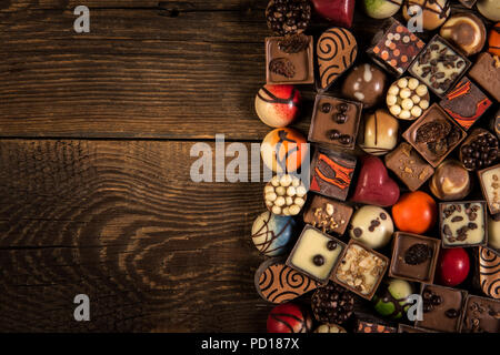 Pralinen auf der Holzplatte Hintergrund Stockfoto