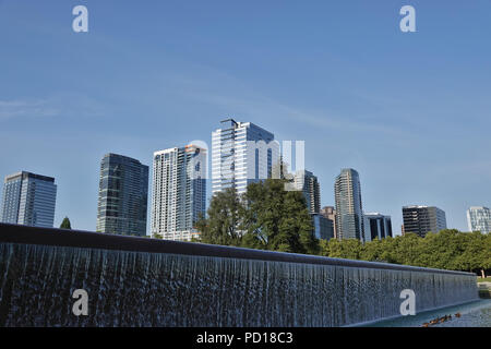 Blick auf die Wolkenkratzer von downtown Bellevue Bellevue Downtown Park, August 2018 Stockfoto