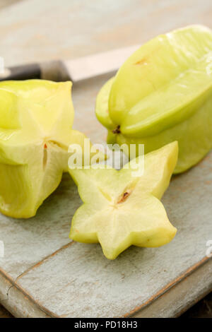 Zubereitung frischer Sternfrucht Stockfoto