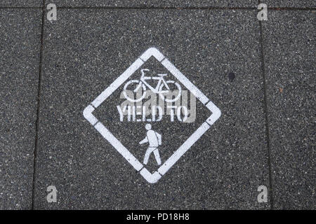 'Bike Rendite auf Fußgänger' signalisieren in Bellevue, WA, USA Stockfoto