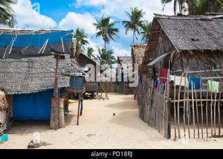 Traditionelles Haus in dem kleinen Dorf Nacpan in den Philippinen. Diese Häuser sind aus Bambus gemacht. Stockfoto