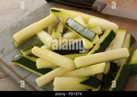 Zubereitung Zucchini Schlagstöcke Stockfoto