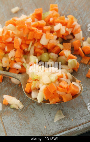 Vorbereitung frische Karotten Stockfoto