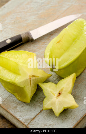 Zubereitung frischer Sternfrucht Stockfoto