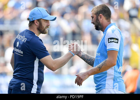 München, Deutschland. 04 Aug, 2018. Daniel BIEROFKA (Trainer 1860) mit Sascha MOELDERS (TSV München 1860) nach der Substitution, Fußball 3. Liga, 2.Spieltag, TSV München 1860 - Sportfreunde Lotte 5-1, 04.08.2018 Stadion am Gruenwalder Straße in München, | Nutzung der weltweiten Kredit: dpa/Alamy leben Nachrichten Stockfoto