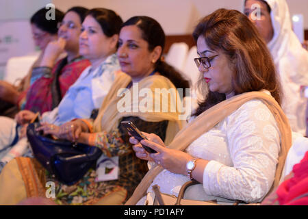 Quetta, Pakistan. August 04 2018: Weibliche Ärzte während der zweiten Sitzung der nationalen wissenschaftlichen SOGP Konferenz über die Gesundheit von Frauen durch SOGP Balochistan Kapitel im Serena Hotel organisiert. Credit: ZMA Fotos/Alamy leben Nachrichten Stockfoto