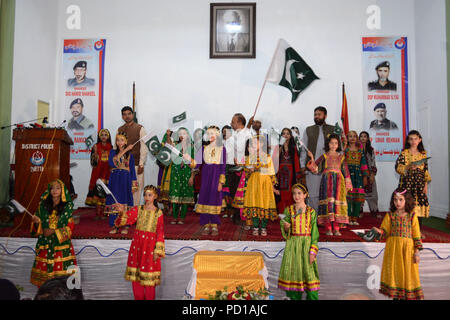 Quetta, Pakistan. August 04 2018: Polizei Gymnasiasten leistungsfähigsten nationalen Song auf der Bühne während einer Veranstaltung des Nationalen Polizei Tag bei der Polizei in Quetta. Stockfoto