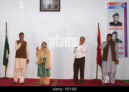 Quetta, Pakistan. August 04 2018: Pakistanische Sänger Urooj Fatima und andere Personen, die nationalen Song auf der Bühne während einer Veranstaltung des Nationalen Polizei Tag bei der Polizei in Quetta. Stockfoto