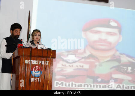 Quetta, Pakistan. August 04 2018: die berühmten Bühne host Fräulein Farina Khan Khattak und Dr. Abdur Rehman Naveed spricht auf einer Veranstaltung des Nationalen Polizei Tag bei der Polizei in Quetta. Stockfoto