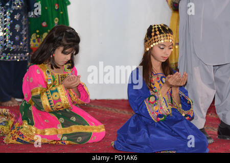 Quetta, Pakistan. August 04 2018: Polizei Gymnasiasten auf der nationalen Song auf der Bühne während einer Veranstaltung des Nationalen Polizei Tag bei der Polizei in Quetta. Stockfoto