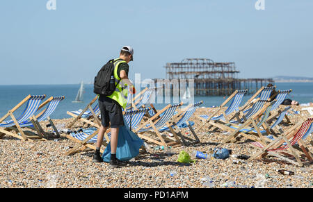 Brighton UK 5. August 2018 - Arbeitnehmer clearing Brighton Beach von Müll auf den Morgen nach dem jährlichen Pride Parade und Party. Es wird geschätzt über 250000 Menschen die Parade und Britney Spears Konzert am Samstag sorgte aber kämpfte, um nach Hause zu kommen, weil der Bahnhof hatte aus Gründen der Sicherheit aufgrund der Zahlen, die versuchen, die Züge zu fangen, geschlossen zu werden. Foto von Simon Dack Stockfoto