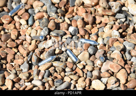 Brighton UK 5. August 2018 - Benzinkanister unter Müll auf Brighton Beach am Morgen nach der jährlichen Pride Parade und Party. Es wird geschätzt über 250000 Menschen die Parade und Britney Spears Konzert am Samstag sorgte aber kämpfte, um nach Hause zu kommen, weil der Bahnhof hatte aus Gründen der Sicherheit aufgrund der Zahlen, die versuchen, die Züge zu fangen, geschlossen zu werden. Foto von Simon Dack Stockfoto