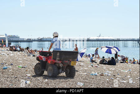 Brighton, Großbritannien - 5 August 2018 die Sonnenanbeter unter den Müll auf Brighton Beach am Morgen nach der jährlichen Pride Parade und Party. Es wird geschätzt über 250000 Menschen die Parade und Britney Spears Konzert am Samstag sorgte aber kämpfte, um nach Hause zu kommen, weil der Bahnhof hatte aus Gründen der Sicherheit aufgrund der Zahlen, die versuchen, die Züge zu fangen, geschlossen zu werden. Foto von Simon Dack Stockfoto