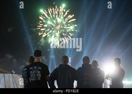 Wacken, Deutschland. 05 Aug, 2018. Festival Besucher Folgen der Schließung Feuerwerk über dem Wacken Open Air-Festival. Rund 75.000 Besucher zahlen hatte zu der Gemeinschaft der 1800 Einwohner für die 29. Ausgabe des Festivals reiste. Credit: Daniel Reinhardt/dpa/Alamy leben Nachrichten Stockfoto