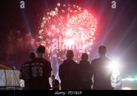 Wacken, Deutschland. 05 Aug, 2018. Festival Besucher Folgen der Schließung Feuerwerk über dem Wacken Open Air-Festival. Rund 75.000 Besucher zahlen hatte zu der Gemeinschaft der 1800 Einwohner für die 29. Ausgabe des Festivals reiste. Credit: Daniel Reinhardt/dpa/Alamy leben Nachrichten Stockfoto