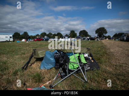 Wacken, Deutschland. 05 Aug, 2018. Müll, dahinter liegt auf einem Campingplatz der Wacken Open Air-Festival hinterlassen hat. Rund 75.000 Besucher zahlen hatte zu der Gemeinschaft der 1800 Einwohner für die 29. Ausgabe des Festivals reiste. Credit: Daniel Reinhardt/dpa/Alamy leben Nachrichten Stockfoto