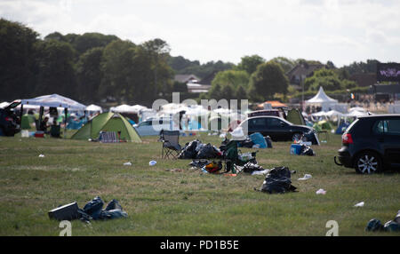 Wacken, Deutschland. 05 Aug, 2018. Müll, dahinter liegt auf einem Campingplatz der Wacken Open Air-Festival hinterlassen hat. Rund 75.000 Besucher zahlen hatte zu der Gemeinschaft der 1800 Einwohner für die 29. Ausgabe des Festivals reiste. Credit: Daniel Reinhardt/dpa/Alamy leben Nachrichten Stockfoto