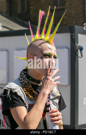 Weiblicher Punk mit Liberty Haarspitzen; Jo Jo aus Holland ein bunter Charakter beim Rebellion Punk Festival. Rebellion Festival, ehemals Holidays in the Sun and the Wasted Festival ist ein britisches Punk Rock Festival, das erstmals 1996 stattfindet. Blackpool's jährliche Ausstellung von farbigen Freiheit gefärbten Haar, Denim-Kleidung ist wieder wie jedes im August Blackpool, als die besten in Punk versammeln sich für das gesellschaftliche Ereignis des Jahres. Stockfoto