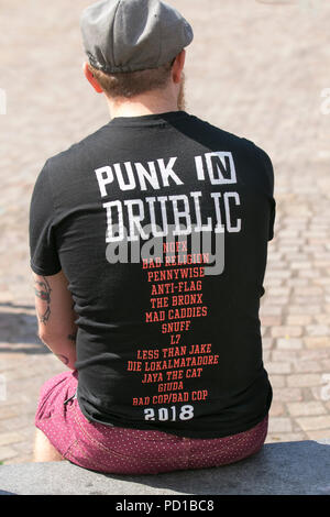 Bunte Punk-Figuren beim Rebellion Festival. Rebellion Festival, ehemals Holidays in the Sun and the Wasted Festival ist ein britisches Punk Rock Festival, das erstmals 1996 stattfindet. Blackpool's jährliche Ausstellung von farbigen Haaren, Kleidung und zerrissenen Beinbekleidung ist wieder wie jedes August in Blackpool, die besten in Punk versammeln sich für die gesellschaftliche Veranstaltung des Jahres. Stockfoto