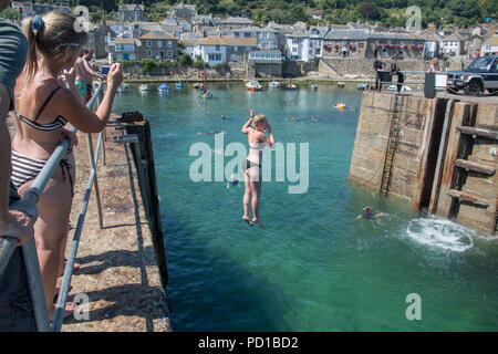 Fowey, Cornwall, UK. 5. August 2018. UK Wetter. Die Leute waren die das heiße Wetter und genießen Sie das Meer bei Mousehole. Foto: Simon Maycock/Alamy leben Nachrichten Stockfoto